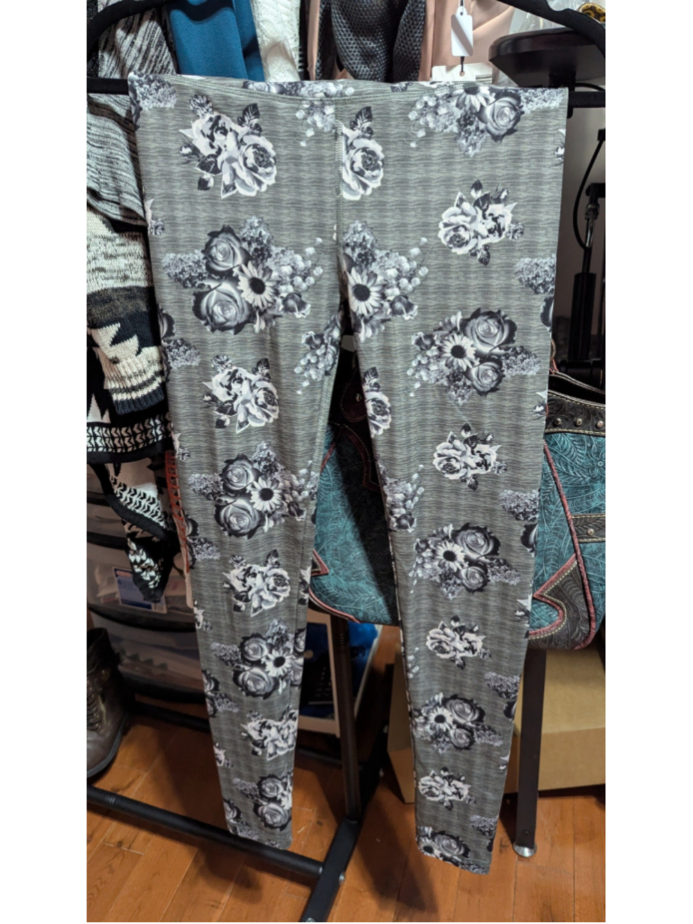Women's Gray Floral Print Leggings | SO Brand